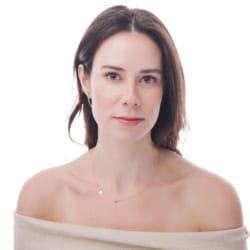 Woman with a defined jawline and natural facial contour, representing the CSLC approach to choosing the right level of lift for facial rejuvenation.
