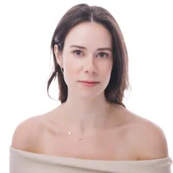 Woman with a defined jawline and natural facial contour, representing the CSLC approach to choosing the right level of lift for facial rejuvenation.